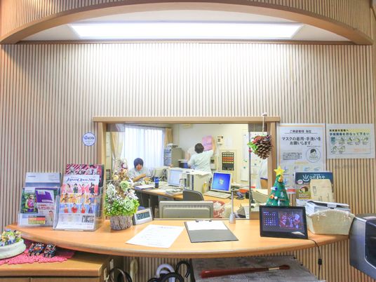 フロントの賑やかな風景