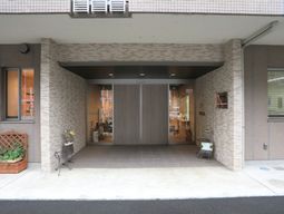 落ち着いた雰囲気のエントランス