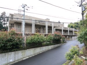 緑豊かな施設外観