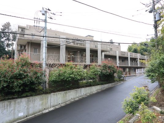 緑豊かな施設外観