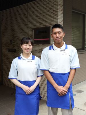 笑顔で立つスタッフ二人