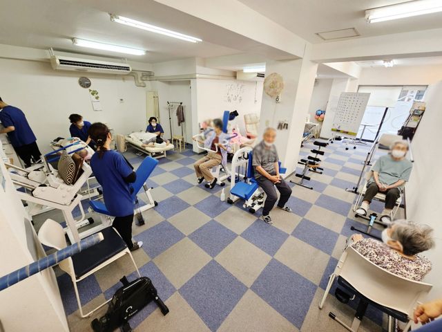 みんなで集う機能訓練室 機能訓練室 機能訓練室では、明るい空間でトレーニングが行えます。スタッフが親身にサポートします。