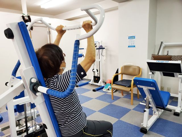 運動器具がある部屋 機能訓練室 機能訓練室では、専門的な運動器具を使用したトレーニングが行えます。リハビリに最適な環境です。