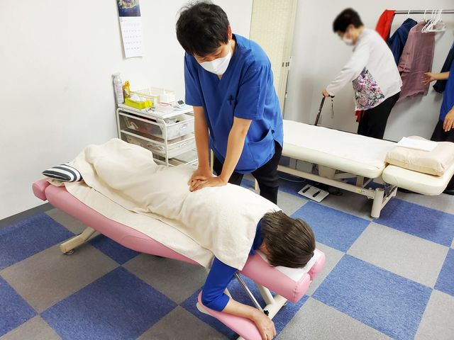 機能訓練室の様子 機能訓練室 優しい指導で安心してリハビリに取り組める施設です。プロのスタッフが丁寧にサポートします。