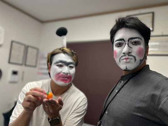 仮面の二人がいる室内  