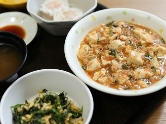 和風料理の並ぶ食卓