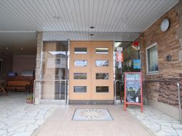 エントランスの広いドア正面