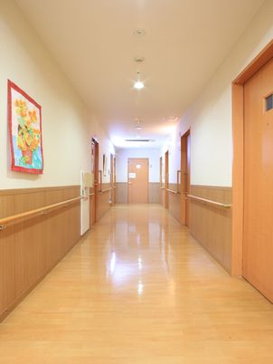 手すり付きの明るい廊下