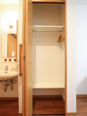 整理された洋室のクローゼット