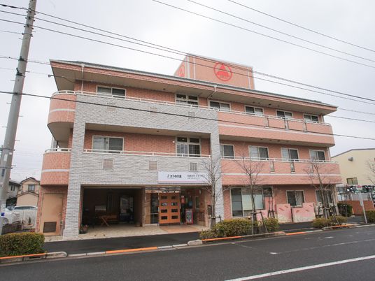 赤いロゴが目印の建物外観