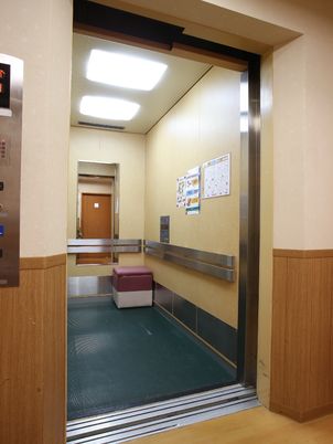 廊下のエレベーター前