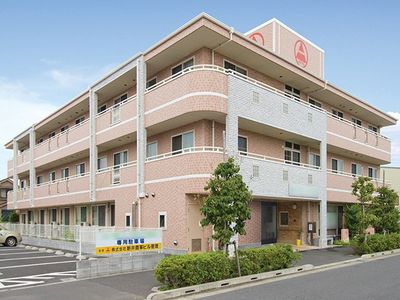 ピンク色の建物の外観