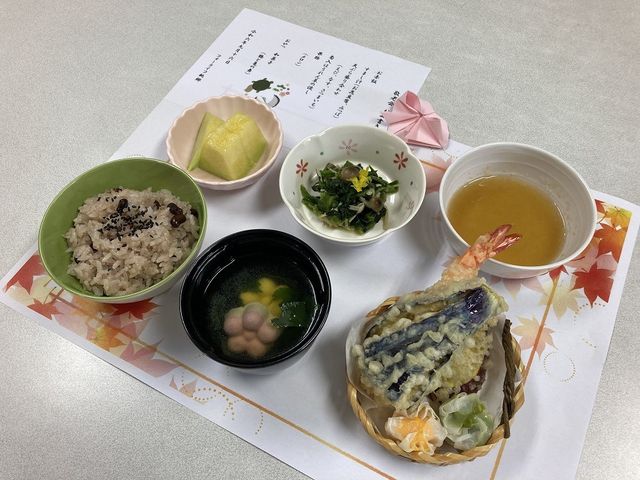 季節料理 食堂 彩り豊かな料理が並ぶ食卓で、季節感を大切にしたメニューが楽しめます。