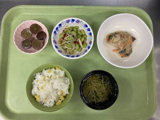 色とりどりの食事プレート ダイニングルーム 彩り豊かな料理が揃った食事プレートです。栄養バランスが考慮されたメニューになっています。