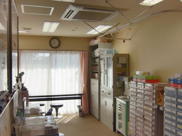 設備が整った機能訓練室 機能訓練室 明るい自然光が差し込む機能訓練室です。様々な器具が整い、利用者に充実した訓練を提供しています。
