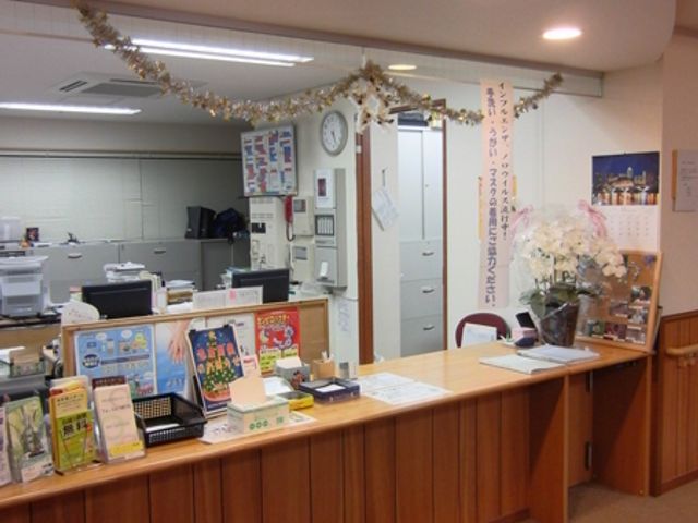 フロントの風景 フロント 温かみのある照明のフロントデスクでは、スタッフが入居者のケアをサポートします。