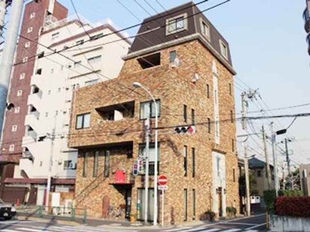 温かみのある外観 外観 街中に佇む、風合いのある建物です。周囲に高い建物が見られ、都市の一部として溶け込んでいます。