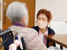 笑顔のスタッフと利用者