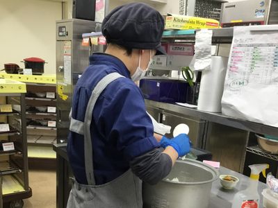 キッチンで働く人の様子