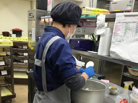 キッチンで働く人の様子