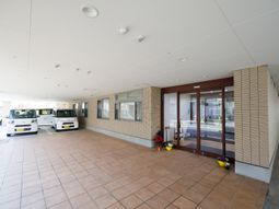 エントランスと駐車スペース