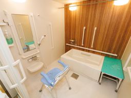 バリアフリー設計の浴室