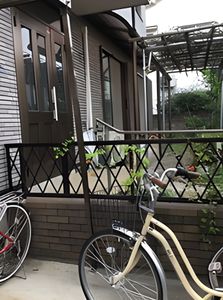 自転車が置かれた外観
