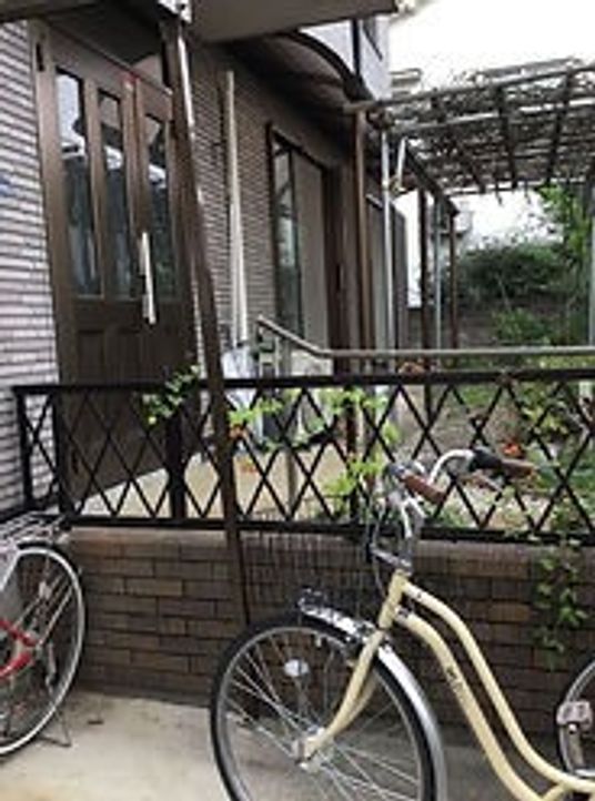 自転車が置かれた外観