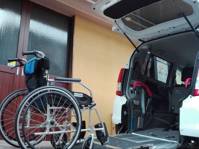 車椅子と車両の準備 エントランス 車椅子の乗り降りがしやすい設計の車両が準備されています。快適な移動をサポートできます。