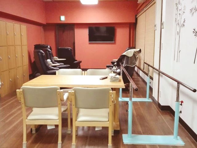 テーブルと訓練器具の部屋 機能訓練室 明るい機能訓練室で、椅子に座りながらリハビリ器具を活用して安心して訓練できます。