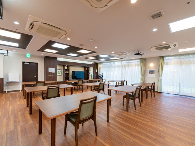 広々とした明るい食堂 食堂 ゆったりとしたテーブル配置の食堂で、大窓から自然光が差し込んでいます。共有スペースでの快適な時間を提供しております。