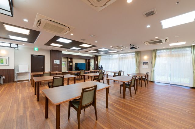 広々とした明るい食堂 食堂 ゆったりとしたテーブル配置の食堂で、大窓から自然光が差し込んでいます。共有スペースでの快適な時間を提供しております。