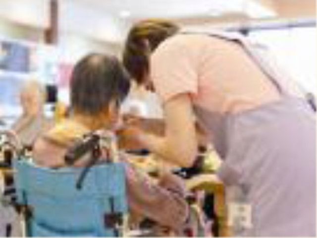 ケアスタッフと利用者様 スタッフサポート 丁寧な介助を行うスタッフの姿が、安心の日常を支えています。利用者様とスタッフの温かな関係を感じられる場面です。
