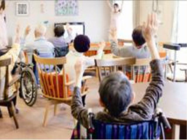 機能訓練の様子 リハビリ 利用者が楽しそうに体操を行っている和やかな雰囲気の部屋です。安心してご利用いただける環境作りに努めています。