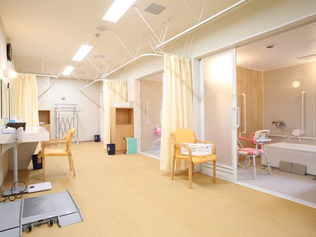 機能訓練室の広々とした空間 浴室と脱衣所 明るく広い機能訓練室で、リハビリテーションをサポートします。手すり付き浴室も整っており、利用者の安全を考慮した設計です。