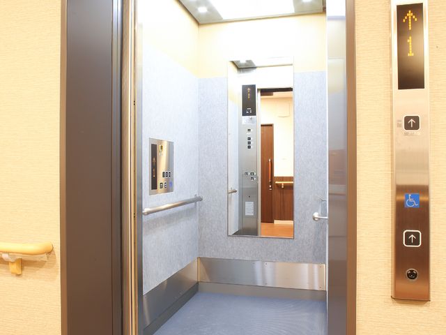 バリアフリーエレベーター エレベーター 広々としたエレベーターは、どなたでも安心してご利用いただけます。手すりも完備しており安全性に配慮した作りとなっております。