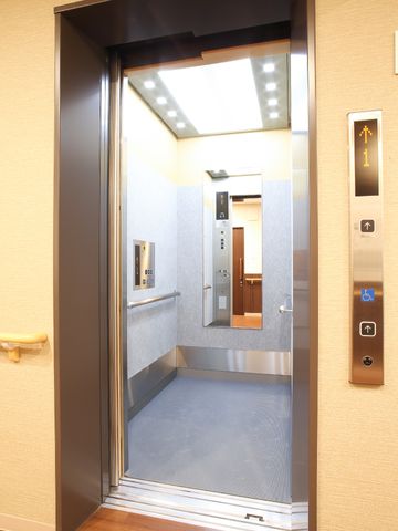 バリアフリーエレベーター エレベーター 広々としたエレベーターは、どなたでも安心してご利用いただけます。手すりも完備しており安全性に配慮した作りとなっております。