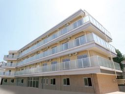 明るい外観の建物