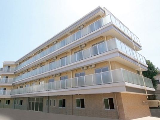 明るい日差しの建物外観