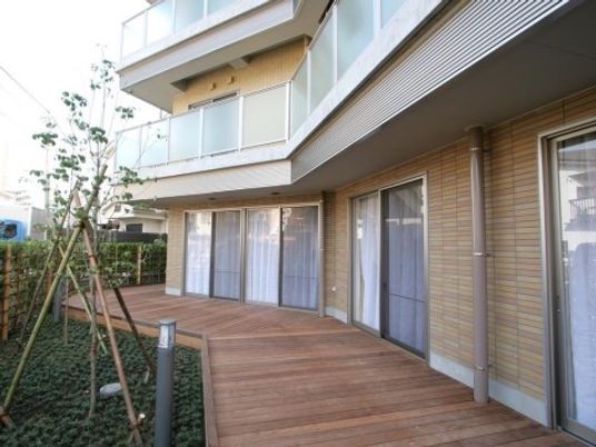 広々した木製テラス