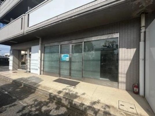 ガラス扉の建物外観  