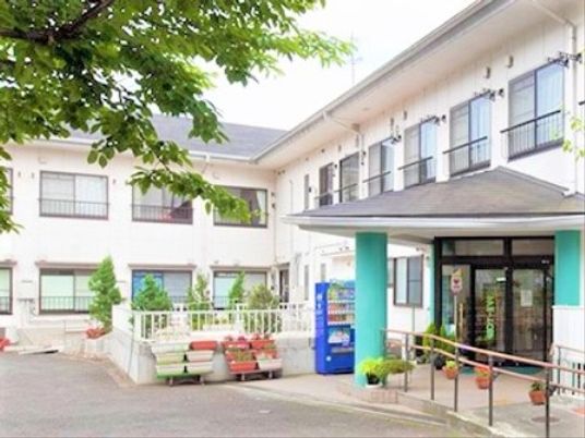 白い建物と緑のエントランス