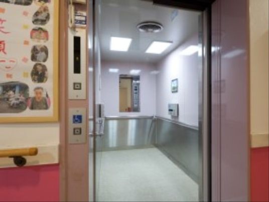 ピンクの壁が印象的な廊下