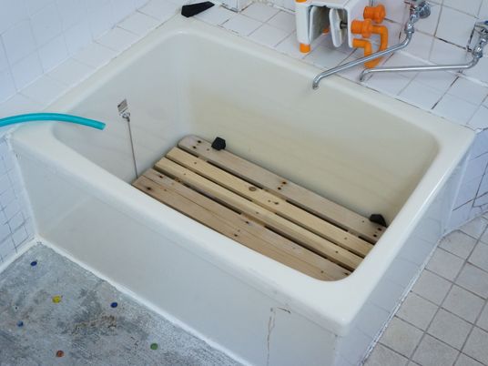  手すり付き浴槽  