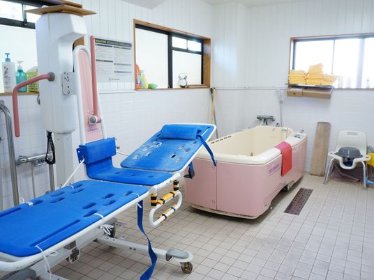  清潔な浴室の設備  