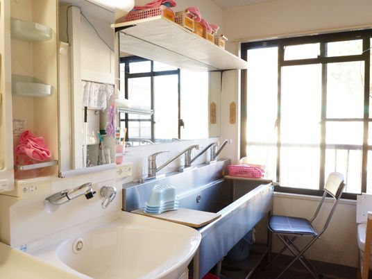 清潔な洗面台と作業スペース 