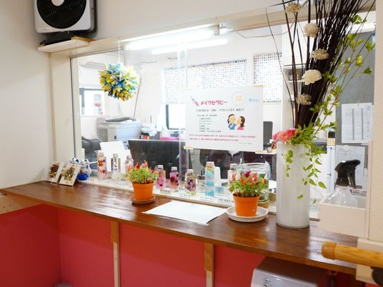 フロントデスクの洗練された空間 