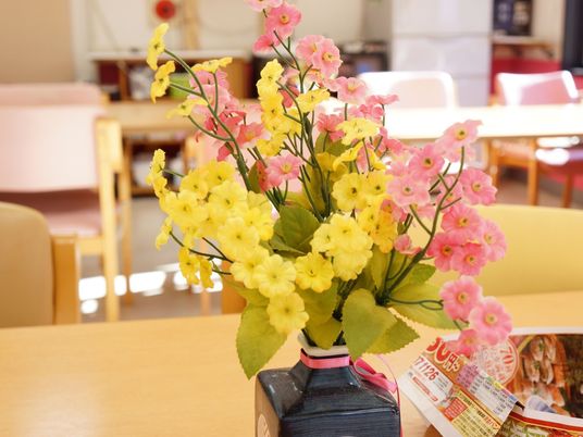  食堂のテーブルと花  