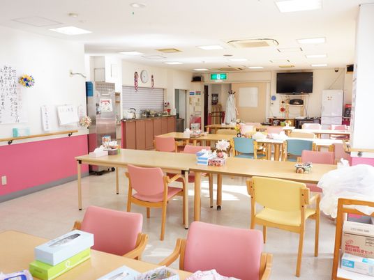  色鮮やかな共用ダイニングルーム 