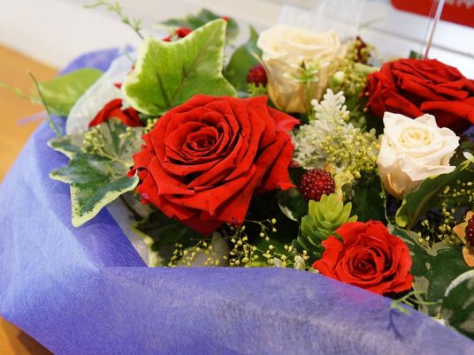  色鮮やかな花束  